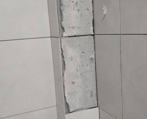普安瓷砖空鼓维修公司分享下瓷砖施工前基层浇水润湿程度不足，可能导致以下问题